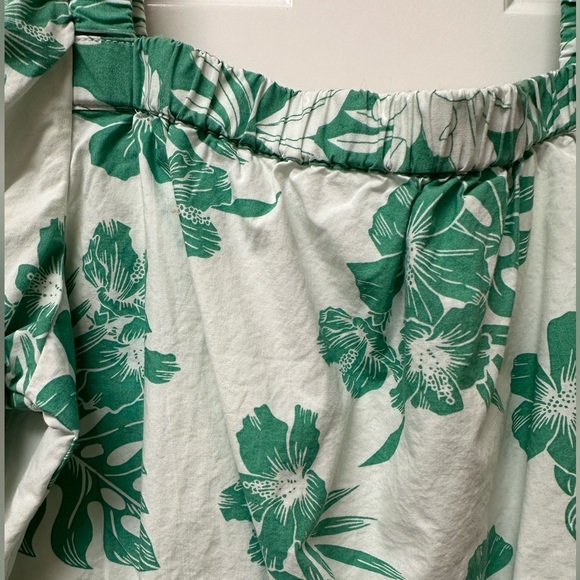 American Eagle Green and White Crop Top Puff Sleeve size small - Picture 2 of 4